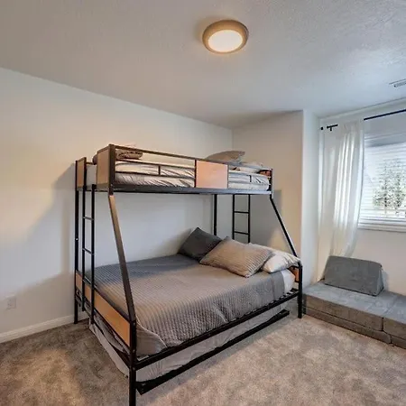 New Listing! 3 Bedroom With Hot Tub